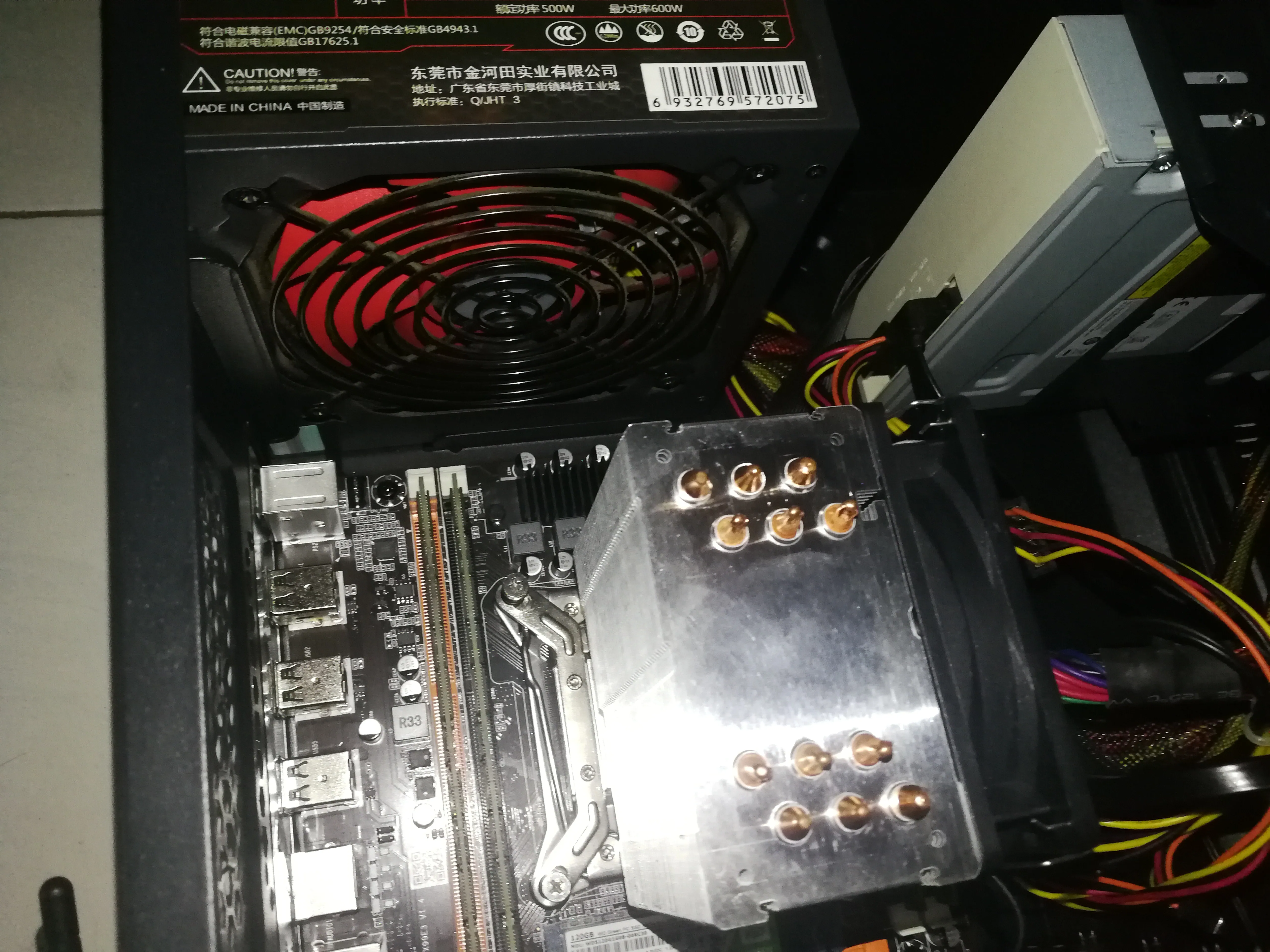 Observe the inside of the chassis